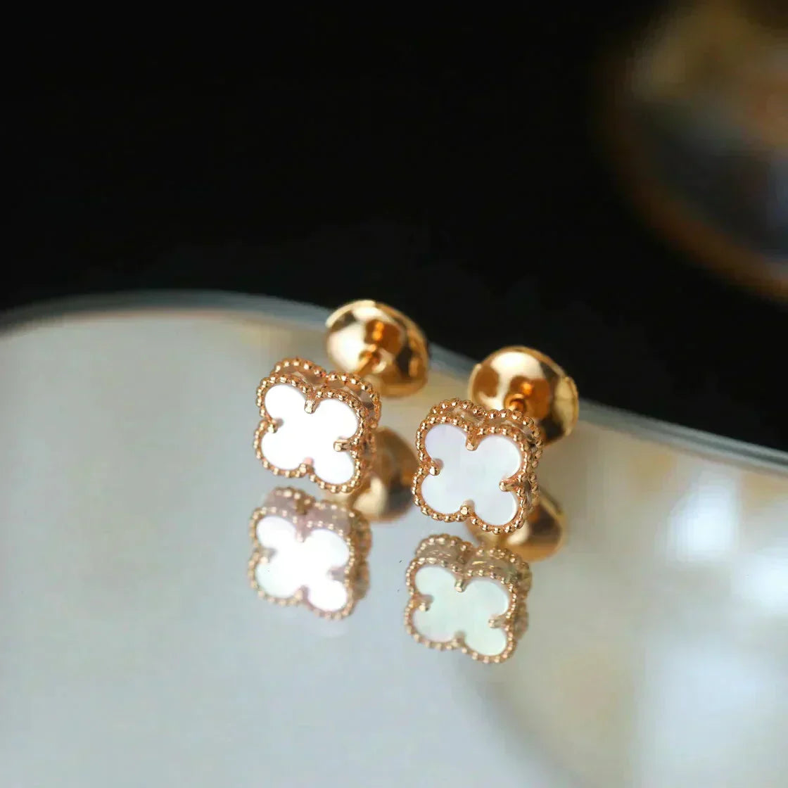 [Clover Jewelry]CLOVER MINI 9.5MM WHITE MOP EARRINGS