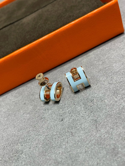 [Clover Jewelry]POP H SKY BLUE STUD EARRINGS